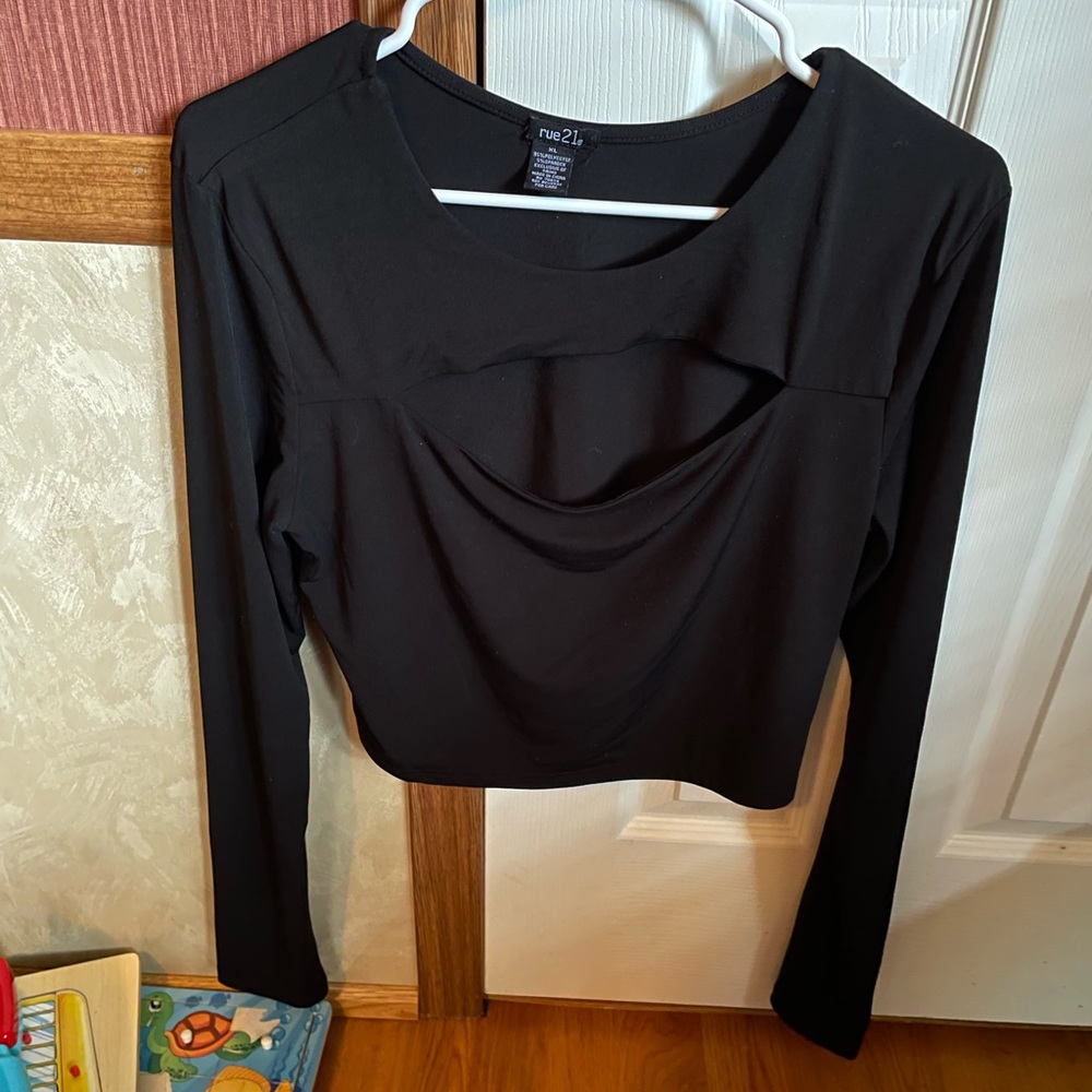 Black long sleeve crop top